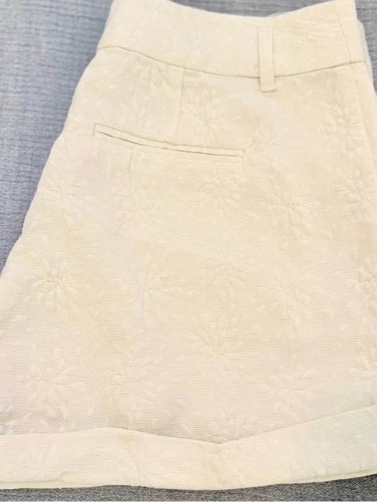Elegant High-Rise Cream Floral Textured Women's Shorts - Picture 3 of 8